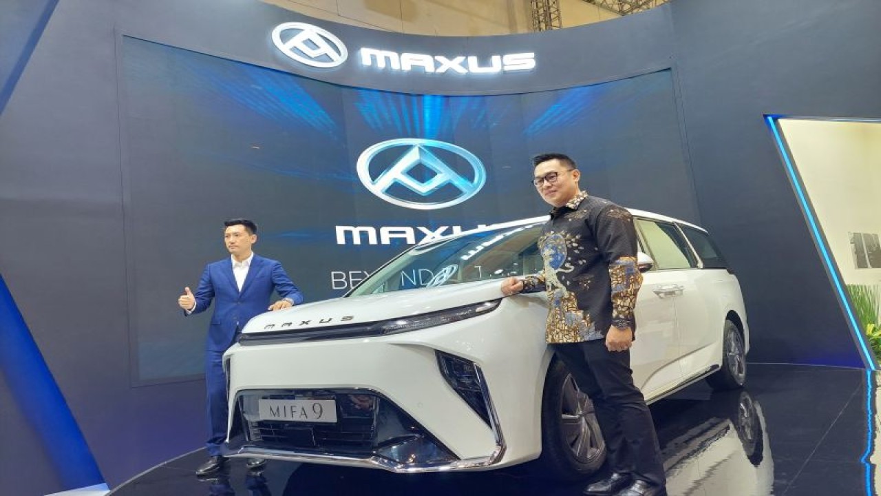 Premium multi purpose vehicle (MPV) Maxus MIFA9 ketika diluncurkan di Gaikindo Indonesia International Auto Show (GIIAS) di Tangerang, Kamis (10/8/2023). (ANTARA/Adimas Raditya)