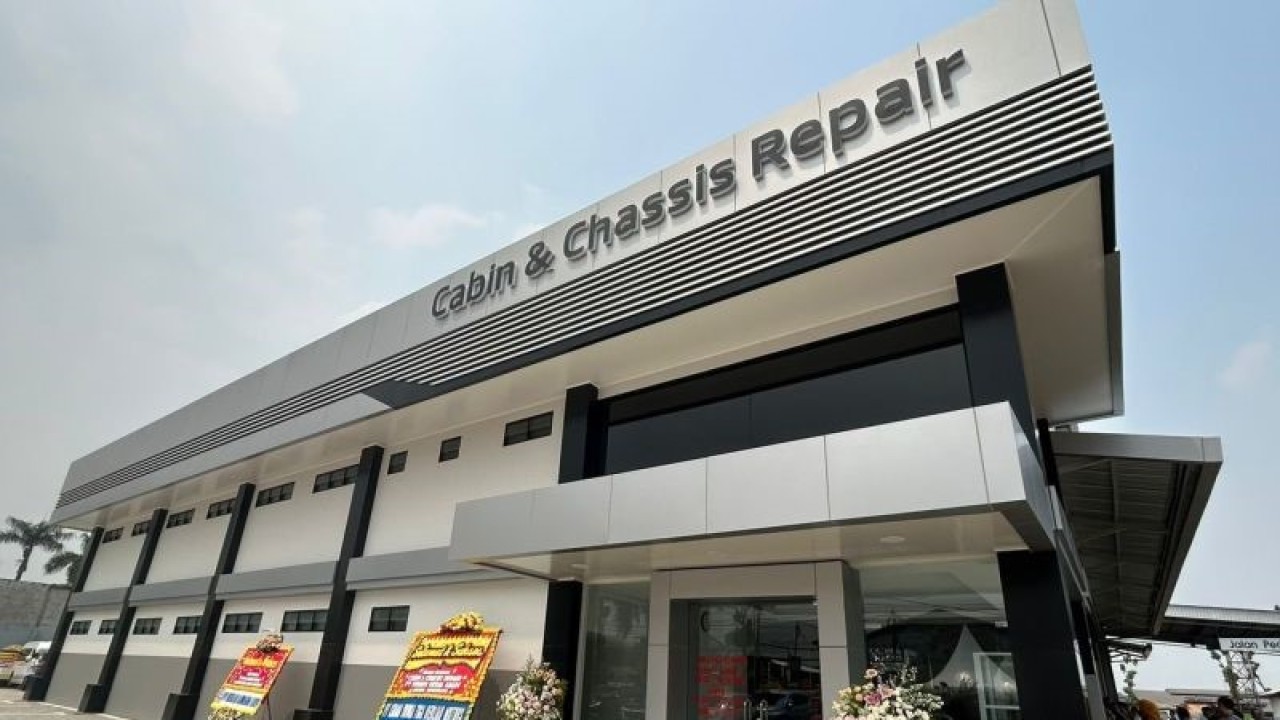 Layanan "Cabin & Chassis Repair" yang baru diresmikan oleh PT Krana Yudha Tiga Berlian Motors di diler PT Bumen Redja Abadi Cikupa, Tangerang, Senin (28/8/2023). (ANTARA/Vinny Shoffa Salma)