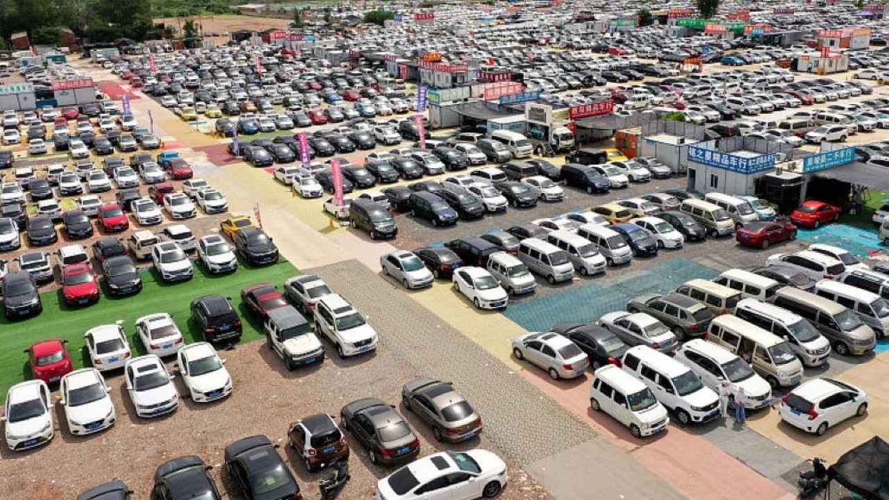 Mobil bekas di pasar mobil di Zhengzhou, Provinsi Henan, China. (CGTN/CFP)