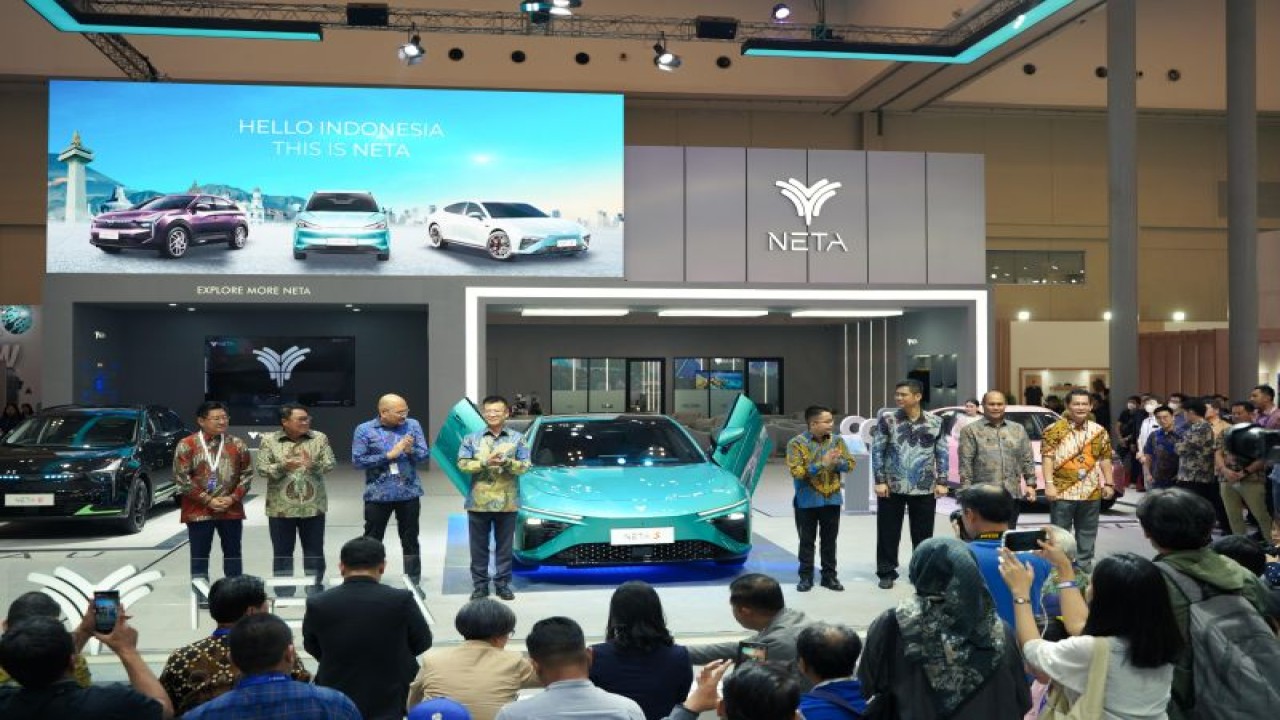 PT NETA Auto Indonesia mengumumkan harga pre-book OTR Jakarta untuk NETA V dengan harga spesial Rp379 juta selama pameran GIIAS 2023. (ANTARA/HO/NETA Auto Indo)