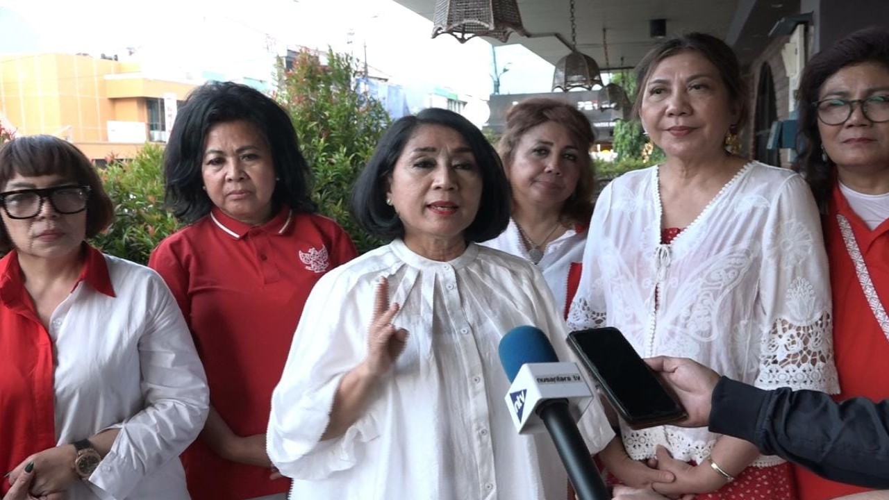 Normawaty Damanik bersama segenap anggota Arisan Social Gracia