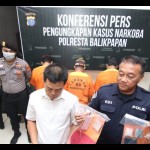 Para pengedar sabu yang ditangkap polisi di latar belakang di Mapolresta Balikpapan, Kamis (10/8/2023). (ANTARA/novi abdi)-1691736870