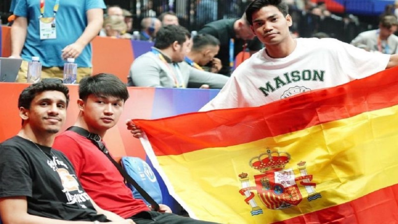 Pebasket nasional Yesaya Saudale (kanan) saat menonton pertandingan Timnas Spanyol pada ajang Piala Dunia FIBA 2023 di Indonesia Arena Gelora Bung Karno Jakarta. ANTARA/HO-IBL