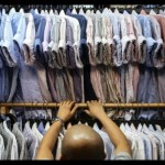 Pedagang menata pakaian impor bekas "thrifting" dagangannya di Pasar Senen, Jakarta, Jumat (17/2/2023). ANTARA FOTO/Fauzan/foc/aa.-1691142891