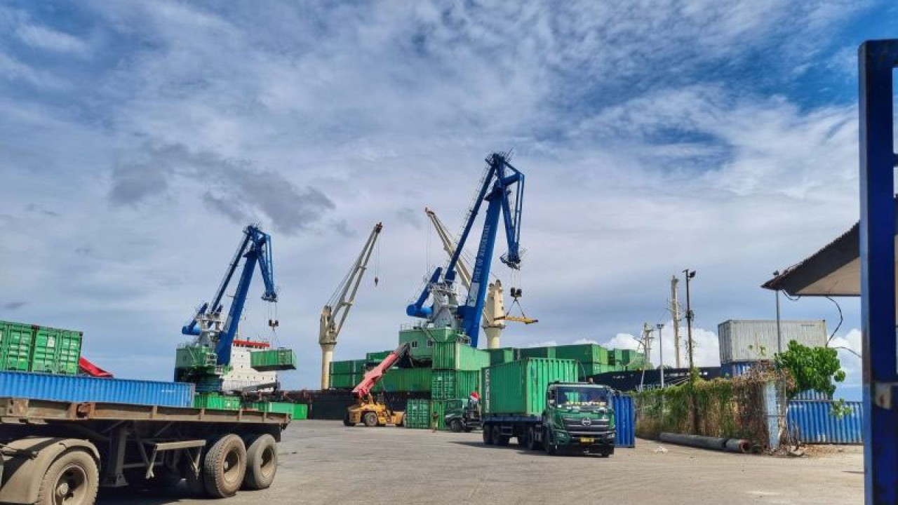 Pelabuhan bongkar muat di Kabupaten Manokwari. (ANTARA/Ali Nur Ichsan)