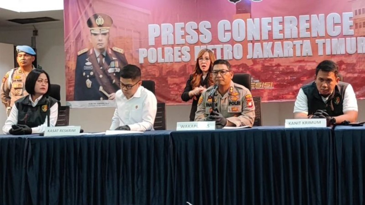 Wakapolres Metro Jakarta Timur AKBP Pol Ahmad Fanani saat memberikan keterangan pers di Mapolres Metro Jaktim, Jatinegara, Senin (14/8/2023). ANTARA/Syaiful Hakim