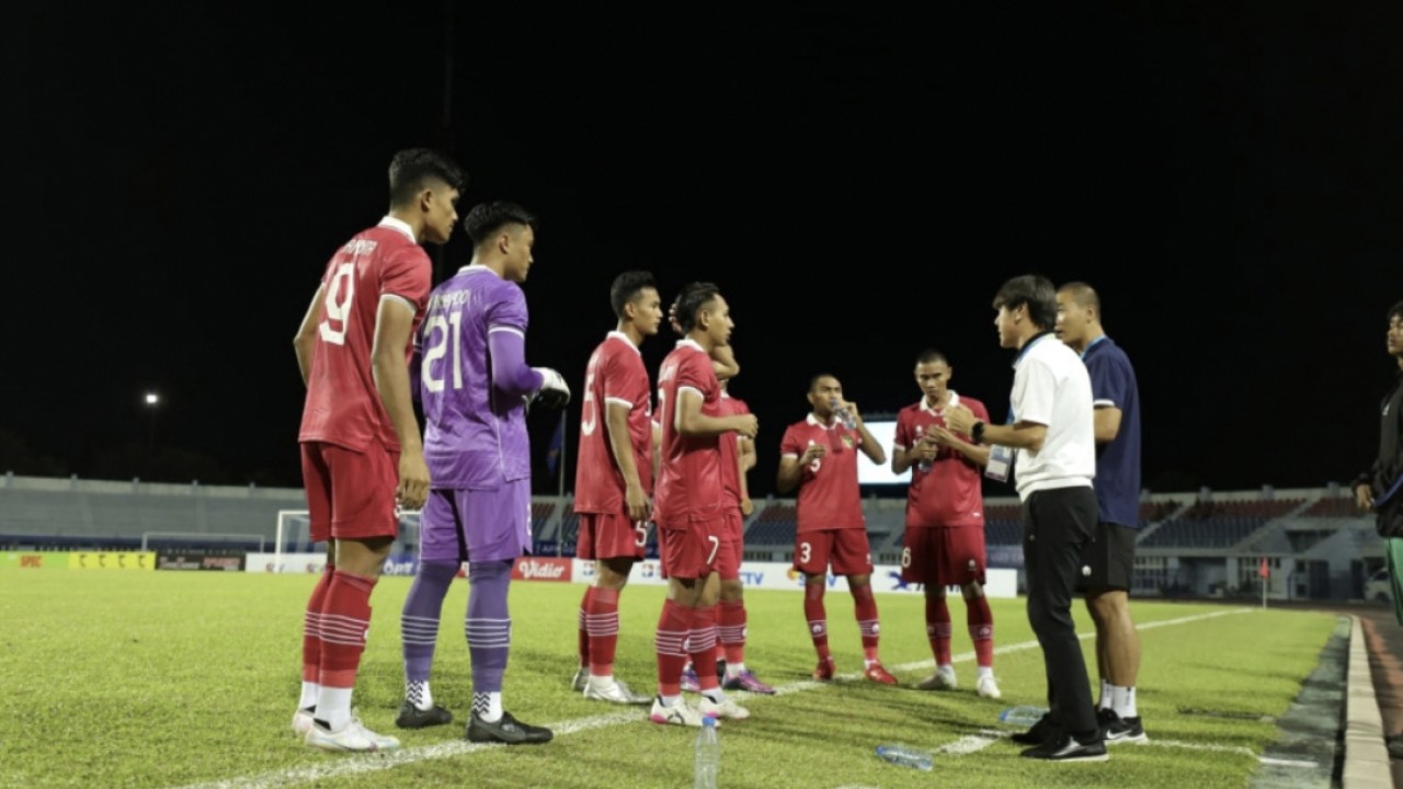 Pelatih Shin Tae-yong bersama skuad Timnas Indonesia U-23