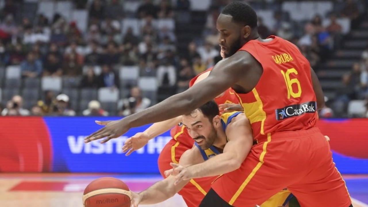 Guard Brasil Vítor Benite (kiri) berusaha melewati hadangan guard Spanyol Usman Garuba (kanan) pada penyisihan Grup G FIBA World Cup 2023 di Indonesia Arena, Gelora Bung Karno, Jakarta, Senin (28/8/2023). ANTARA FOTO/M Risyal Hidayat