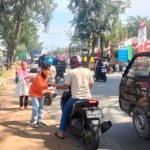 Pembagian masker oleh BPBD Kalbar kepada pengguna jalan di Pontianak, Rabu (16/8/2023). (ANTARA/Dedi)-1692177450