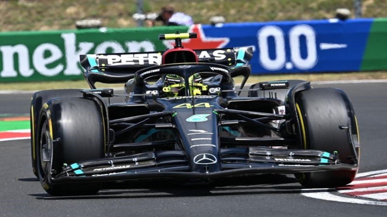 Pembalap Mercedes Lewis Hamilton di trek balap Hungaroring, Budapest, pada 22 Juli 2023 (ANTARA/AFP/ATTILA KISBENEDEK.)