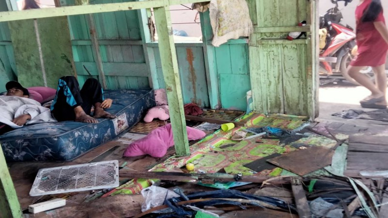 Kebakaran menyebabkan kerusakan rumaj warga di lingkungan RT 1 Beringin 4, Kelurahan Selumit Pantai, Kecamatan Tarakan Tengah, Kota Tarakan, Provinsi Kalimantan Utara, Minggu (6/8/2023). (ANTARA/Susylo Asmalyah)