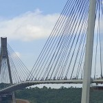 Pengibaran 78 bendera merah putih di Jembatan I Barelang oleh personel Polda Kepri (ANTARA/Yude)-1692170976