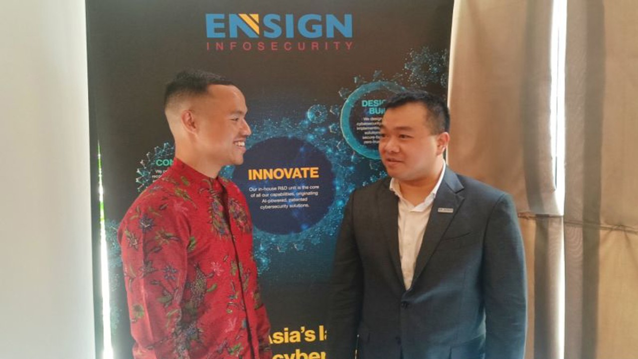 Vice President of Advisory, Consulting, Ensign InfoSecurity Teo Xiang Zheng (kanan) dan Head of Consulting & Business PT Ensign InfoSecurity Indonesia Adithya N Rowi berdiskusi usai peluncuran laporan Lanskap Keamanan Siber 2023 (Fourth Cyber Threat Landscape Report 2023) di kawasan Kuningan, Jakarta, Rabu (2/8/2023) (ANTARA/Fathur Rochman)