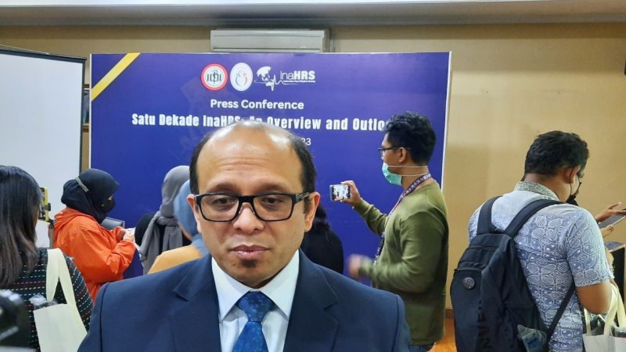 Pakar jantung Rumah Sakit Jantung dan Pembuluh Darah Harapan Kita Dr dr Dicky Armein Hanafy, Sp.JP (K) FIHA, FAsCC dalam konferensi pers “Satu Dekade InaHRS: An Overview and Outlook” di Jakarta, Selasa (29/8/2023). (ANTARA/Lia Wanadriani Santosa)