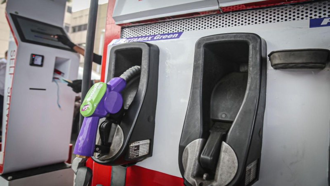 Nozzel pompa bensin Pertamax Green 95, BBM beroktan 95, di SPBU Green Energy Station (GES) Pertamina. ANTARA/HO-Pertamina Patra Niaga.