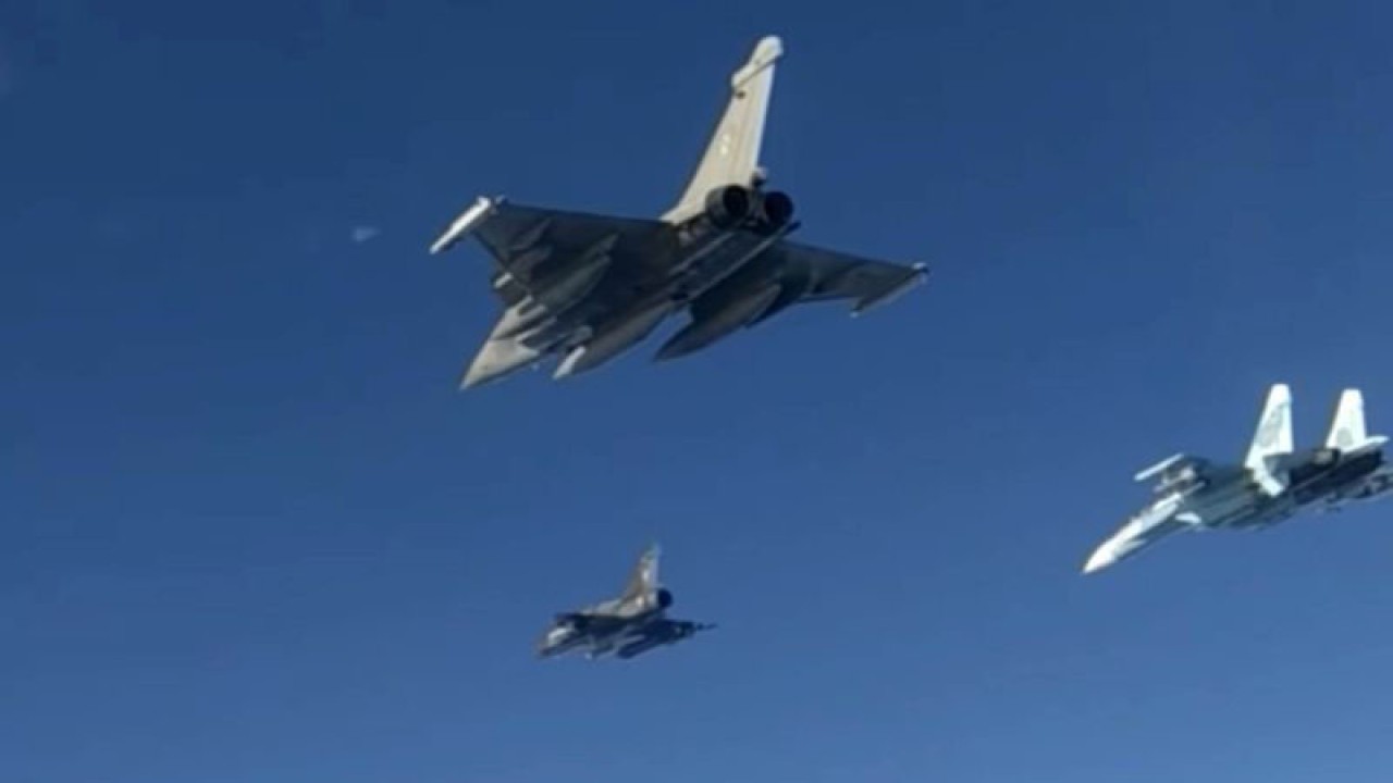 Arsip foto - Gambar yang diambil dari video dan disiarkan oleh Kementerian Pertahanan Rusia, memperlihatkan dua pesawat perang Prancis Mirage 2000 dan Rafale dilacak oleh jet tempur Rusia Su-27 di ruang udara internasional di atas Laut Hitam, Kamis (9/12/2021). Video diambil tanggal 9 Desember 2021. (ANTARA/REUTERS/RUSSIAN DEFENCE MINISTRY.)