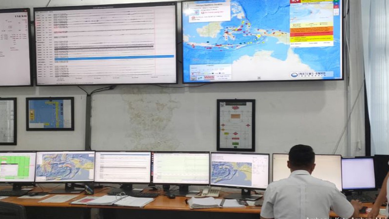 Petugas Badan Meteorologi Klimatologi, dan Geofisika (BMKG) stasion Geofisika kelas 1 Ambon memantau aktivitas gempa tektonik berkekuatan magnitudo 5,9 di Laut Banda, Maluku akibat adanya aktivitas subduksi Laut Banda. ANTARA/Ho- BMKG.