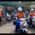 Petugas Dinas Perhubungan DKI menerima kendaraan dinas operasional listrik, Jakarta, Jumat (11/8/2023). ANTARA/Luthfia Miranda Putri.-1692083099