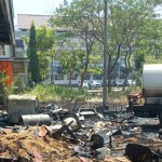 Petugas memadamkan kebakaran yang terjadi di area kampus ITS di Kota Surabaya, Provinsi Jawa Timur. (ANTARA/HO-ITS)-1692080581