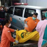 Petugas mengevakuasi tubuh korban mutilasi di Jombang, Jawa Timur. ANTARA/ HO-relawan-1691302316
