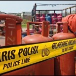 Petugas pasang garis polisi pada puluhan tabung gas di Kalideres-1691063215