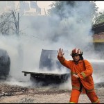 Petugas pemadam saat melakukan proses pemadaman terhadap tiga unit kendaraan mobil. (Azmi Samsul Maarif)-1691054406
