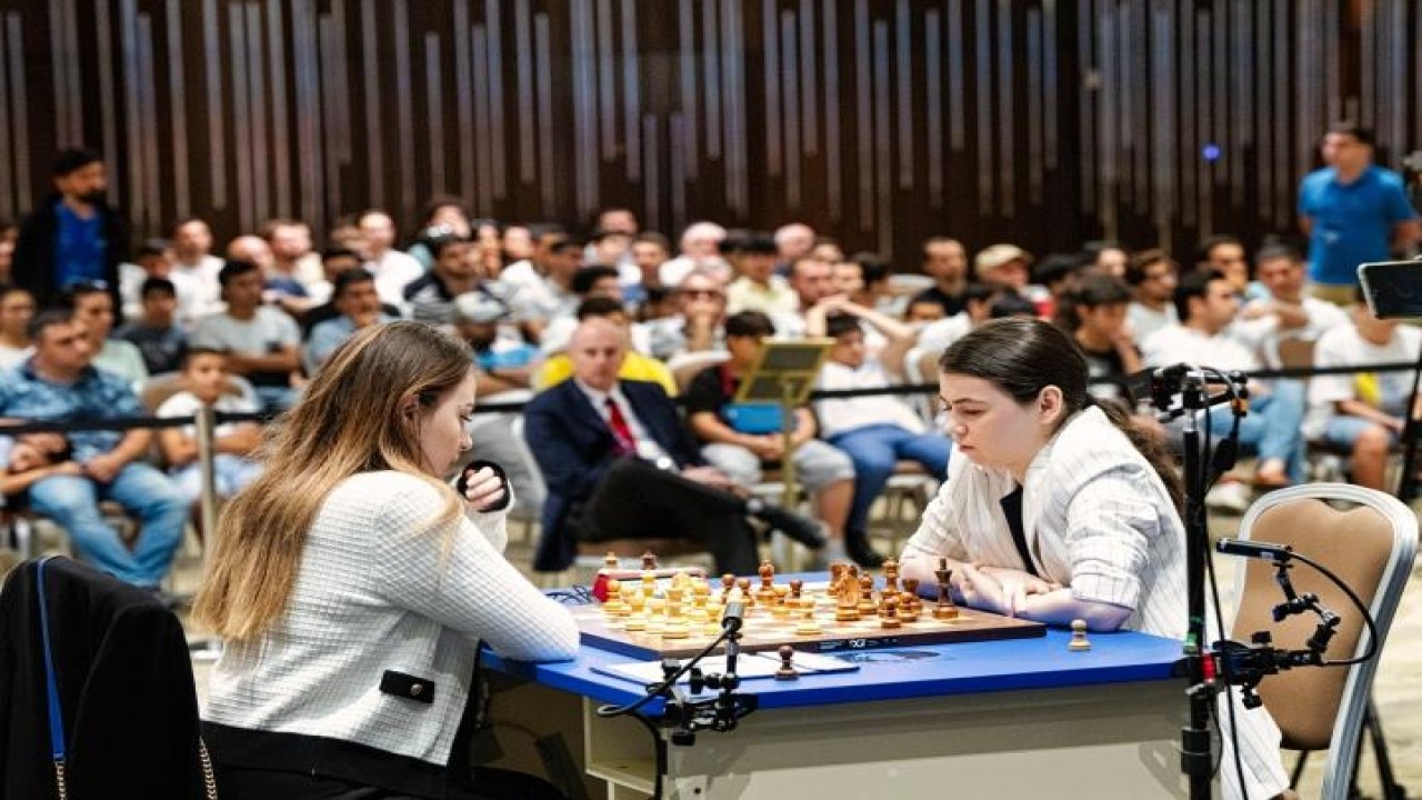 Nurgyul Salimova (kiri) vs Aleksandra Goryachkina/Foto: Stev Bonhage and Maria Emelianova (chess.com) 