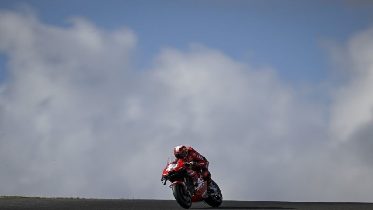 Pembalap KTM Pol Espargaro saat latihan bebas sesi kedua MotoGP Portugal di Sirkuit Algarve International di Portimao, 24 Maret 2023. Foto AFP/PATRICIA DE MELO MOREIRA.