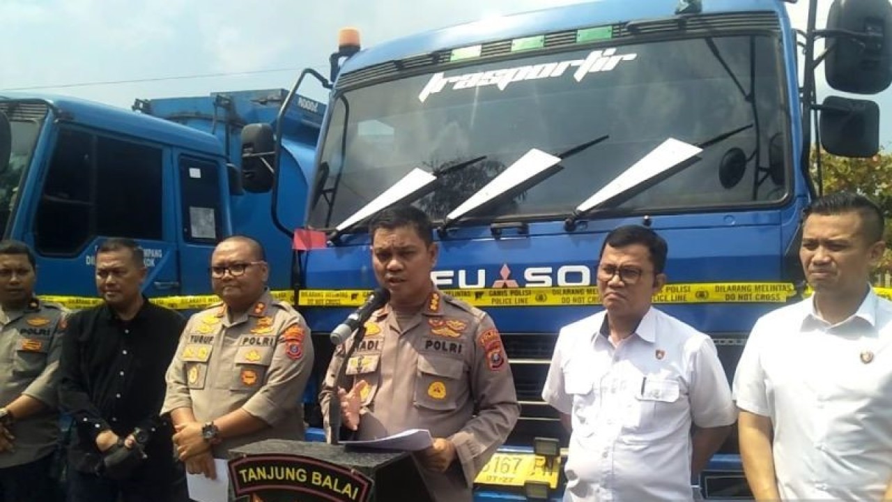 Kabid Humas Polda Sumut, Kombes Pol Hadi Wahyudi ( nomor tiga dari kanan) saat menjelaskan pengungkapan kasus penyalahgunaan pengangkutan bahan bakar minyak di wilayah Kota Tanjungbalai. (ANTARA/HO- Humas Polda Sumut)