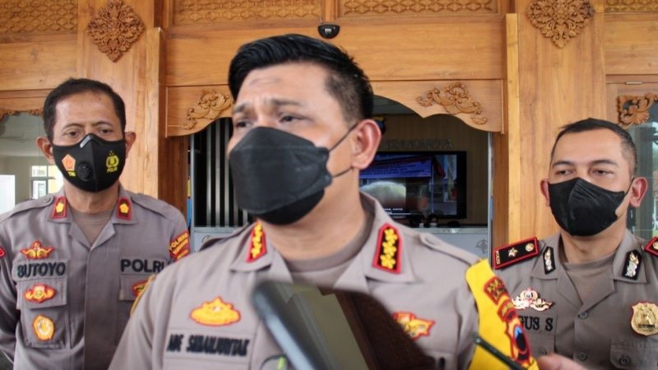 Arsip Foto - Kombes Pol Ade Safri Simanjuntak yang kini menjabat Direktur Reserse Kriminal Khusus Polda Metro Jaya. (ANTARA/Bambang Dwi Marwoto)