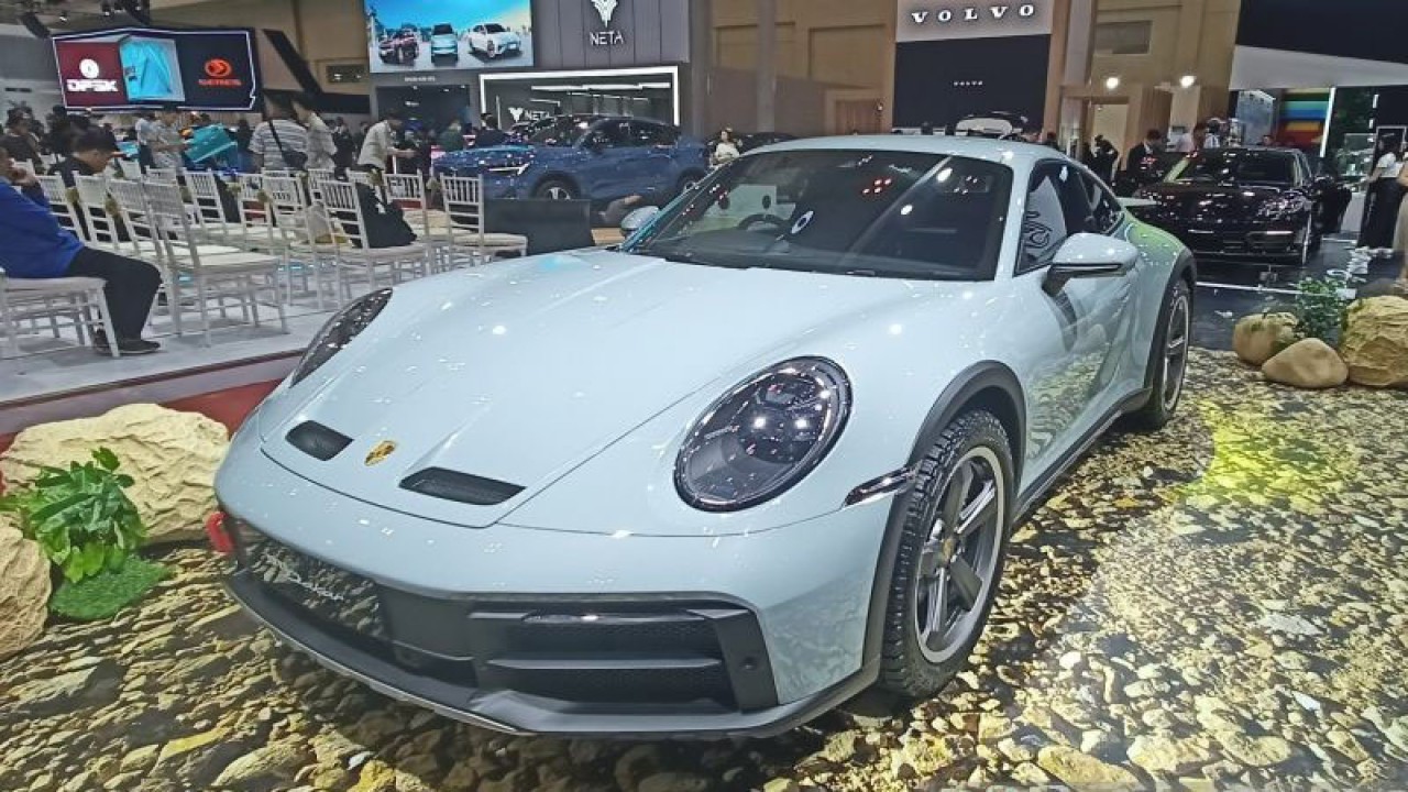 Porsche 911 Dakar hadir di GIIAS 2023 di ICE BSD, Tangerang, Kamis (10/8/2023). (ANTARA/Fathur Rochman)