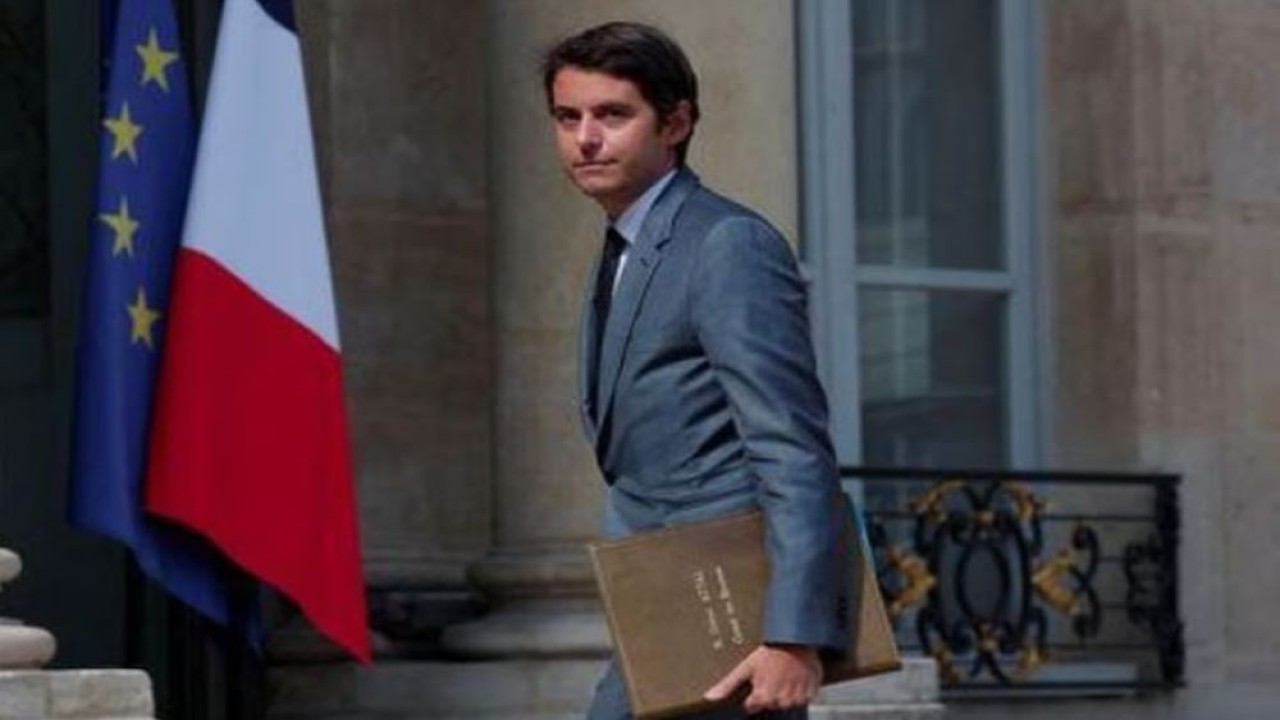 Menteri Pendidikan Prancis yang baru diangkat Gabriel Attal tiba untuk menghadiri rapat kabinet mingguan, setelah perombakan pemerintahan, di Istana Elysee di Paris, Prancis, 21 Juli 2023. (Gonzalo Fuentes/Reuters)