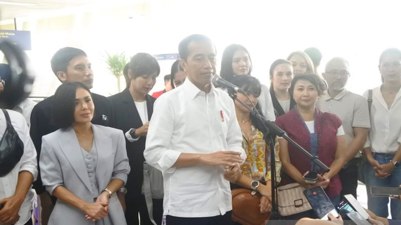 Presiden Joko Widodo (Jokowi) memberikan keterangan pers di Stasiun LRT Dukuh Atas, Jakarta, Kamis (10/8/2023), setelah mencoba kereta LRT Jabodebek Lintas Bekasi dari Stasiun Jati Mulya, Bekasi, Jawa Barat. (ANTARA/Indra Arief Pribadi)