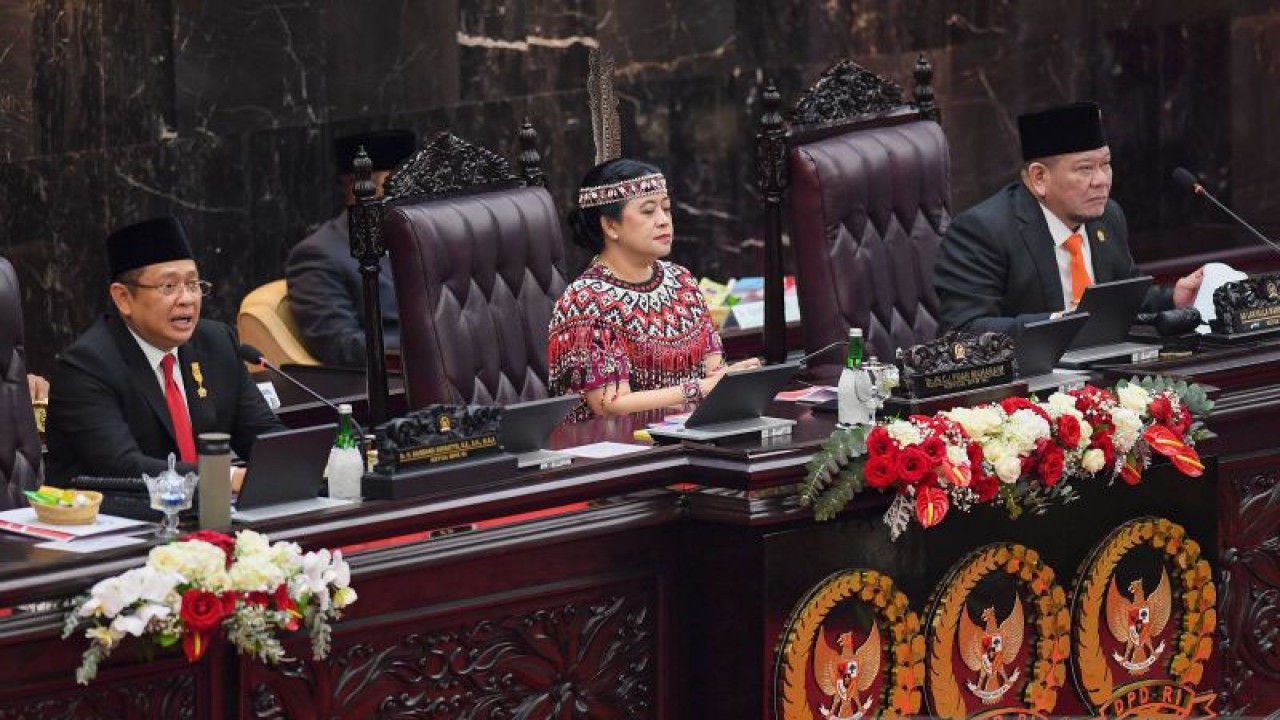 Ketua MPR Bambang Soesatyo (kiri) bersama Ketua DPR Puan Maharani (tengah) dan Ketua DPD AA Lanyalla Mahmud Mattalitti (kanan) memimpin Sidang Tahunan MPR dan Sidang Bersama DPR - DPD Tahun 2023 di Gedung Nusantara, Kompleks Parlemen, Senayan, Jakarta, Rabu (16/8/2023). (ANTARA FOTO/Galih Pradipta)