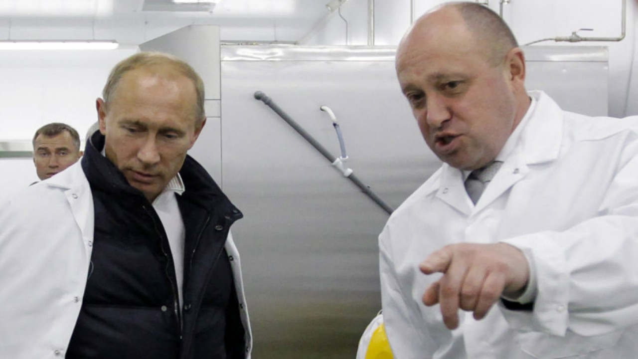 Presiden Rusia Vladimir Putin dan bos Wagner Group Yevgeny Prigozhin. (Net)