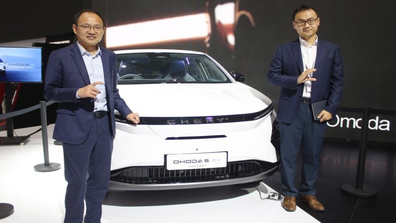 Presiden PT Chery Sales Indonesia, Shawn Xu (kiri) dan Vice President Chery Sales Indonesia, Qu Ji Zong (kanan) pada ajang GIIAS 2023, Selasa (15/8). (ANTARA/Ahmad Faishal)