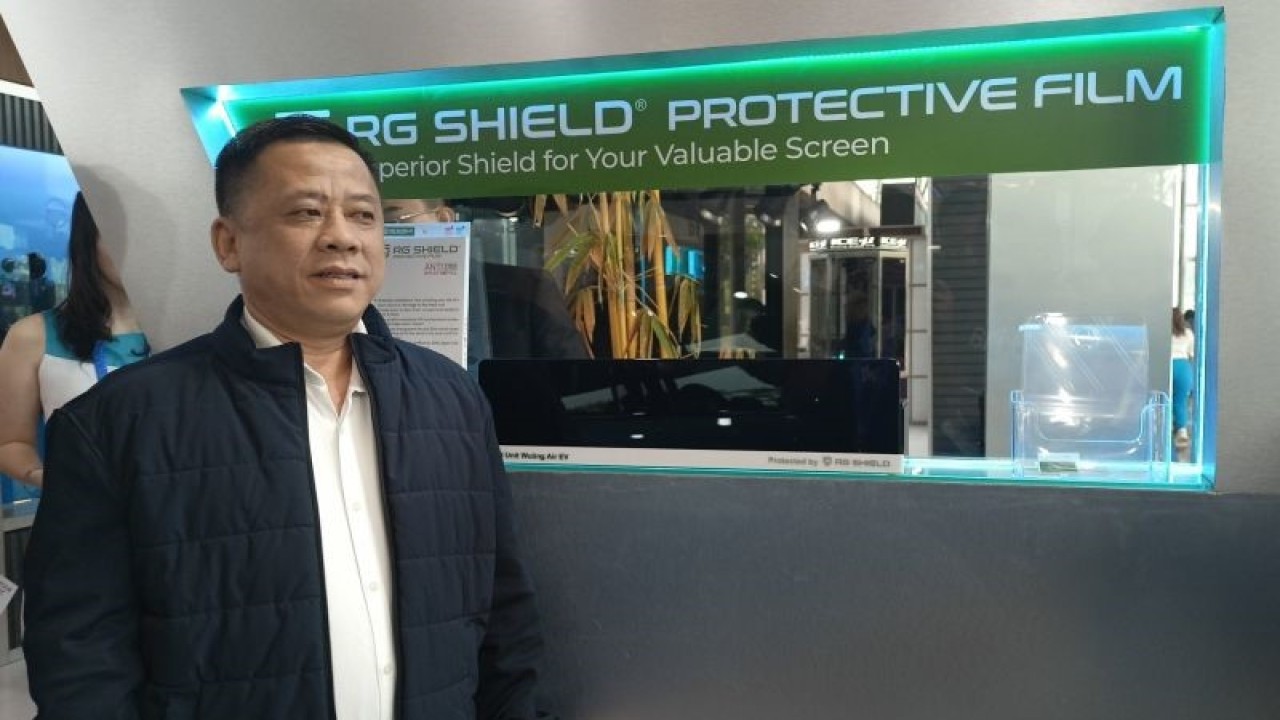 Presiden Direktur PT Global Auto International Andi Setiawan saat memperkenalkan produk lapisan film bernama RG Shield Protective Film, di GIIAS 2023, ICE BSD, Tangerang, Senin (14/8/2023). (ANTARA/Fathur Rochman)