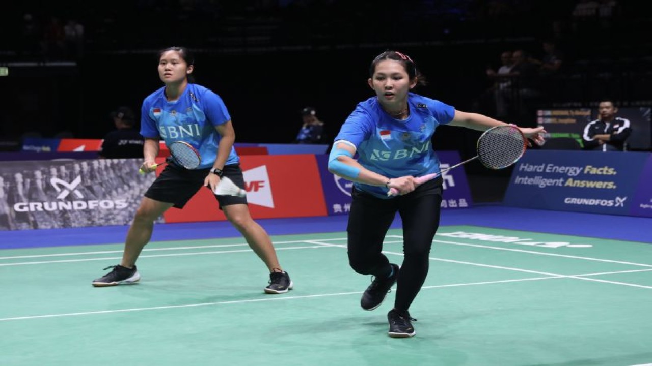 Pasangan ganda putri Indonesia Ribka Sugiarto/Lanny Tria Mayasari saat berlaga di babak 32 besar Kejuaraan Dunia Bulu Tangkis / BWF 2023 di Denmark, Rabu (23/8/2023). (ANTARA/HO/PBSI)