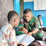 Satgas Yonif 125/ Simbisa saat mengajarkan calistung kepada SDN Ilwayab, Senin (31/7) (ANTARA/HO-Humas Satgas Yonif 125/Simbia)-1690872092