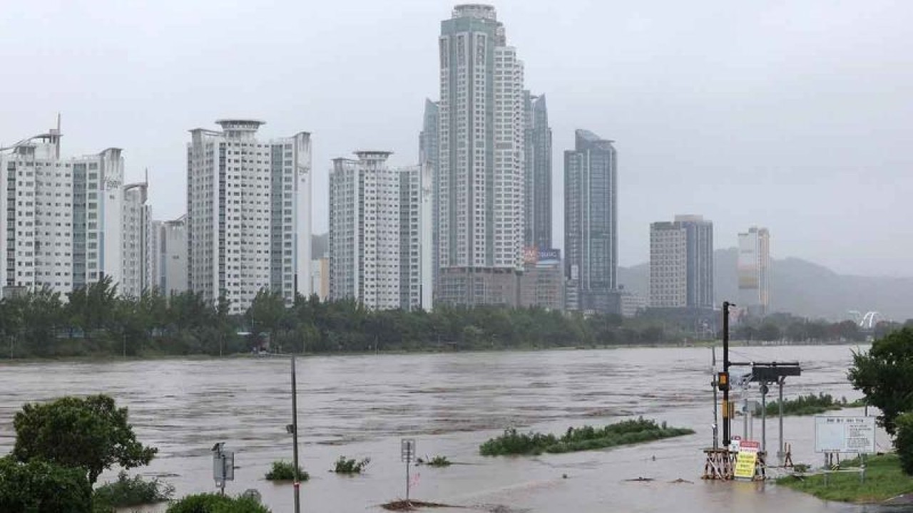 Sebuah taman terendam banjir akibat Topan Khanun di Ulsan, Korea Selatan, Kamis (10/8/2023). ANTARA FOTO/Yonhap via REUTERS/rwa.