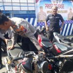 Sejumlah kendaraan yang disita dalam operasi mencegah balap liar di GOR Jayabaya, Kota Kediri, Jawa Timur. ANTARA/ Asmaul-1691477217
