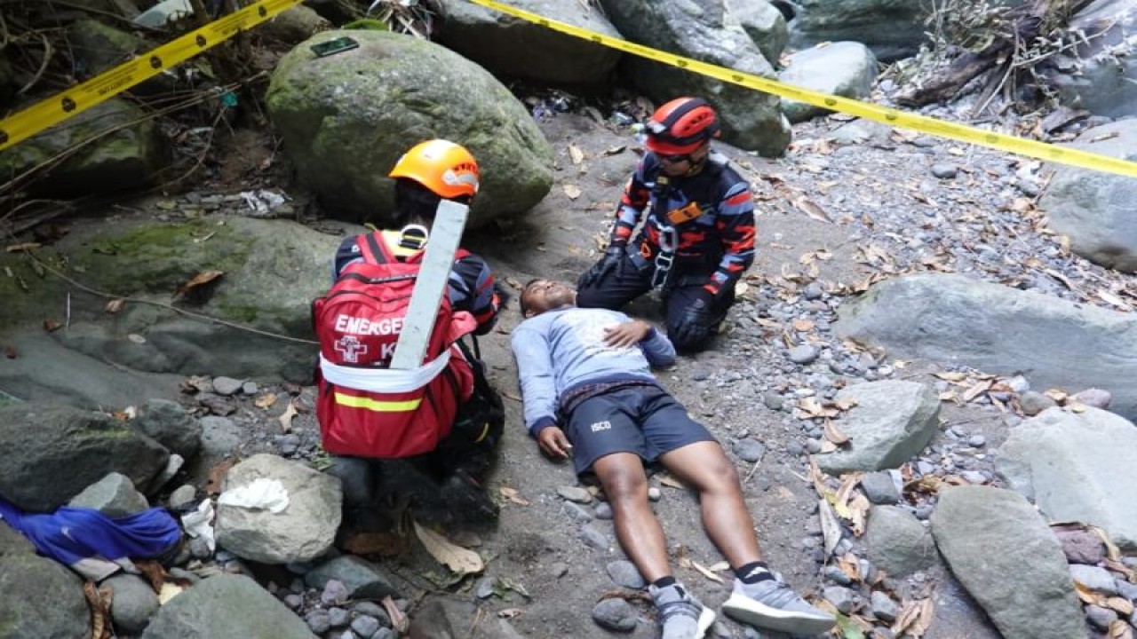 Sejumlah Personel Basarnas Ternate Dalam Latihan SAR Beregu Dan Satuan