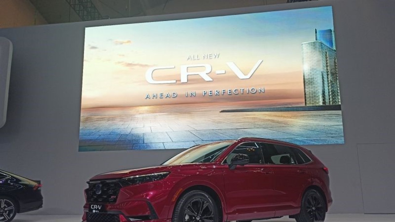 All New Honda CR-V Hybrid ditampilkan di ajang GIIAS 2023, Kamis (10/8/2023). (ANTARA/Fathur Rochman)