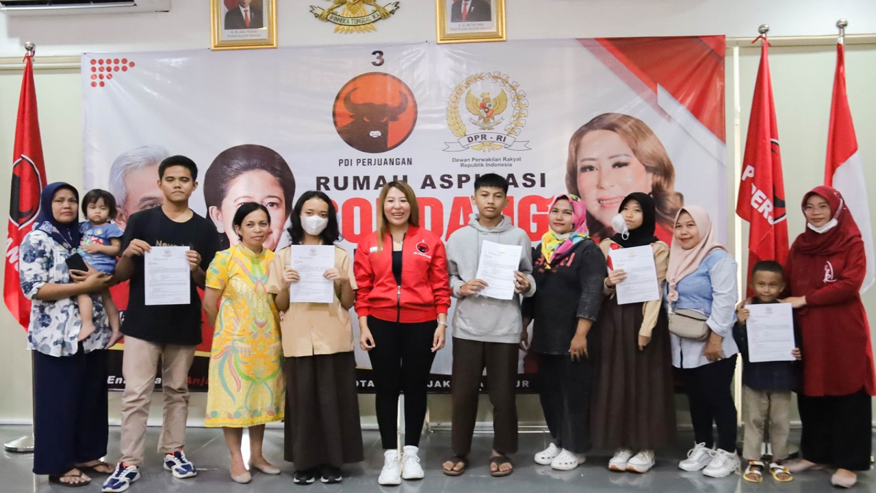 Anggota Komisi VI DPR RI dari Fraksi PDI Perjuangan Sondang Tampubolon kembali menunjukkan komitmen perjuangannya bagi masyarakat dengan membagikan bea siswa Program Indonesia Pintar (PIP) kepada puluhan siswa berprestasi di Jakarta Timur. (foto: wira)