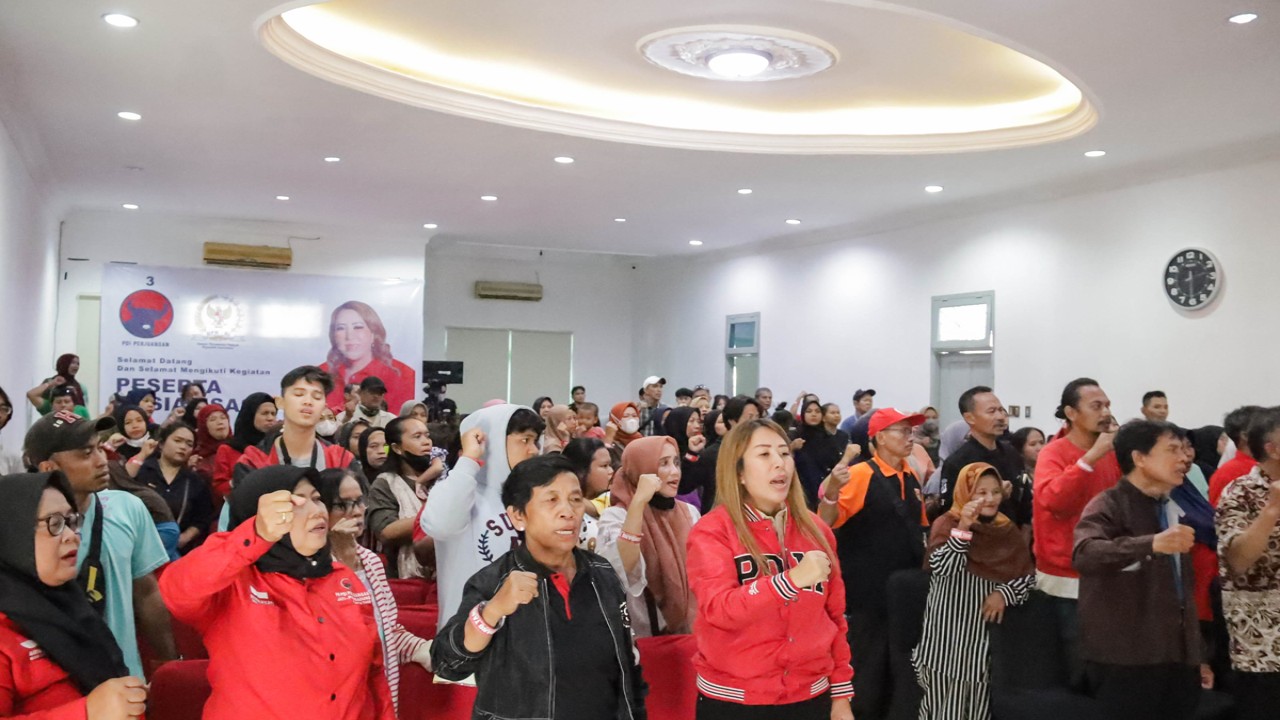 Anggota Komisi VI DPR RI dari Fraksi PDI Perjuangan Sondang Tampubolon menggelar silaturahmi bersama ratusan relawan PDI Perjuangan di wilayah Kelurahan Jati, Kecamatan Pulogadung, Jakarta Timur. (foto-foto: Wira Ginting)