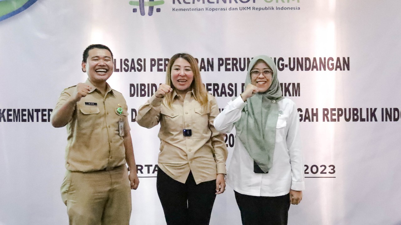 Anggota Komisi VI DPR RI dari Fraksi PDI Perjuangan Sondang Tampubolon berkolaborasi dengan Kementerian Koperasi Usaha Kecil dan Menengah (KemenkopUKM) serta Sudin PPKUKM Jakarta Timur menggelar sosialisasi Peraturan Perundangan-undangan tentang Kemudahan bagi Usaha Mikro Kecil dan Menengah. (foto-foto: Wira Ginting)