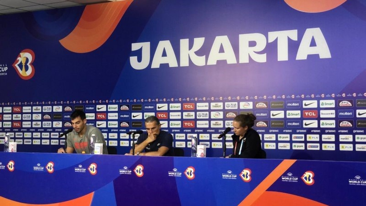 Pebasket timnas Spanyol Willy Hernangomez (kiri) dan pelatih Sergio Scariolo (tengah) saat mengikuti jumpa pers usai pertandingan Spanyol melawan Pantai Gading dalam laga pertama keduanya di Grup G Piala Dunia FIBA 2023 di Indonesia Arena, kawasan GBK, Jakarta, Sabtu (26/8/2023). (ANTARA/Zaro Ezza Syachniar)