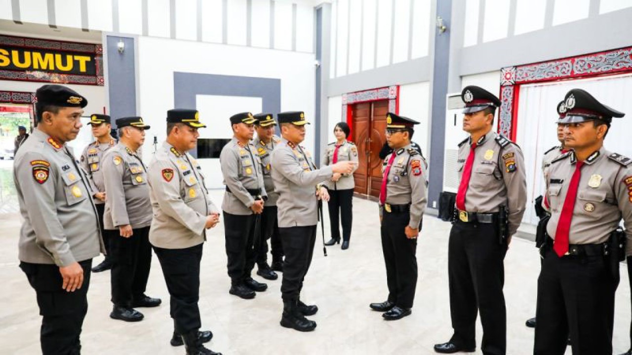 Kapolda Sumut Irjen Pol Agung Setya Imam Effendi (nomor empat dari kanan) saat memberikan pengarahan di depan polisi pariwisata. (ANTARA/HO- Humas Polda Sumut).