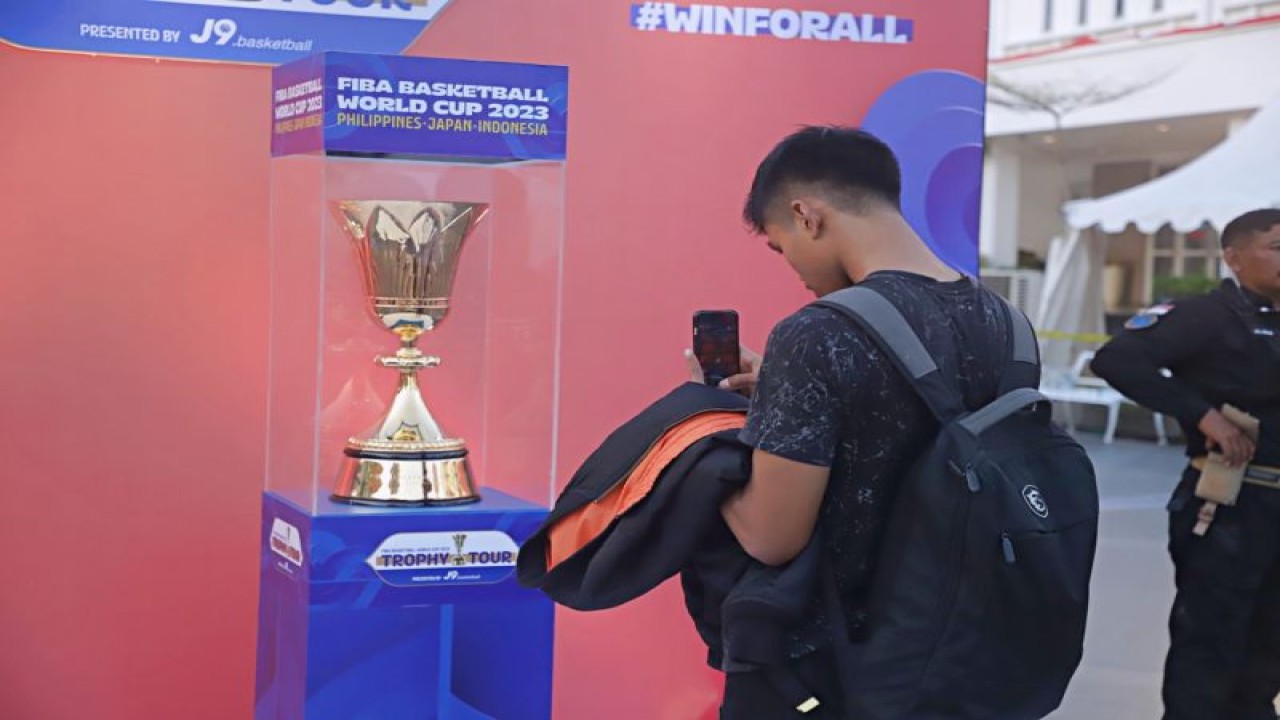 Trofi Piala Dunia Federation International Basketball (FIBA) Basketball World Cup 2023 dipamerkan di halaman Balai Pemuda, Kota Surabaya, Rabu (3/8/2023). (ANTARA/HO-Diskominfo Surabaya)