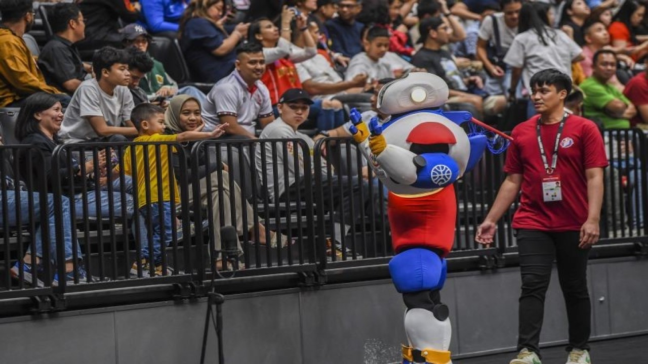 Maskot Piala Dunia Federation Internationale de Basketball (FIBA) 2023 JIP menyapa penonton pertandingan Timnas Indonesia melawan Timnas UAE saat Indonesia International Basketball Invitational (IIBI) di Indonesia Arena, Jakarta, Jumat (4/8/2023). . ANTARA FOTO/Galih Pradipta/rwa. (ANTARA FOTO/GALIH PRADIPTA)